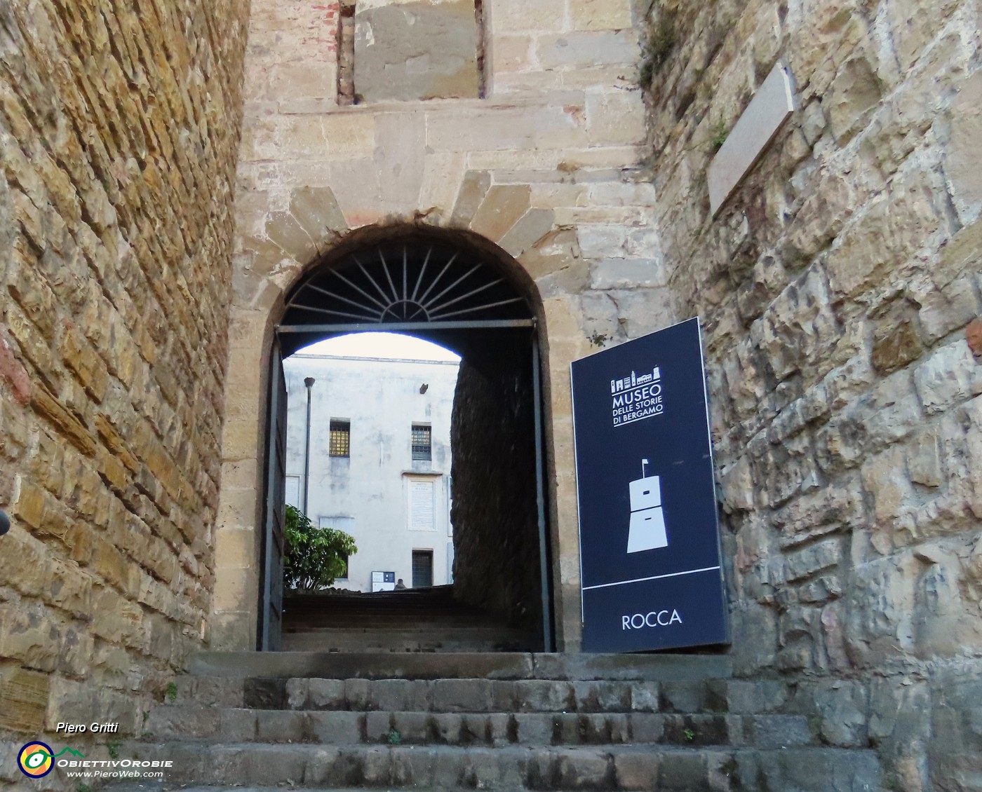 17 Ingresso al Museo e al torrione della Rocca.JPG